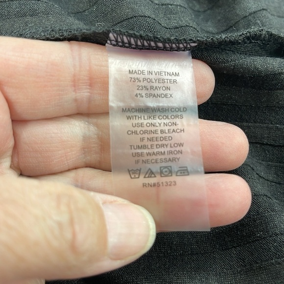 Vince Camuto Black Rib Knit V-Neck Long Sleeve Top Size Small - Picture 9 of 9